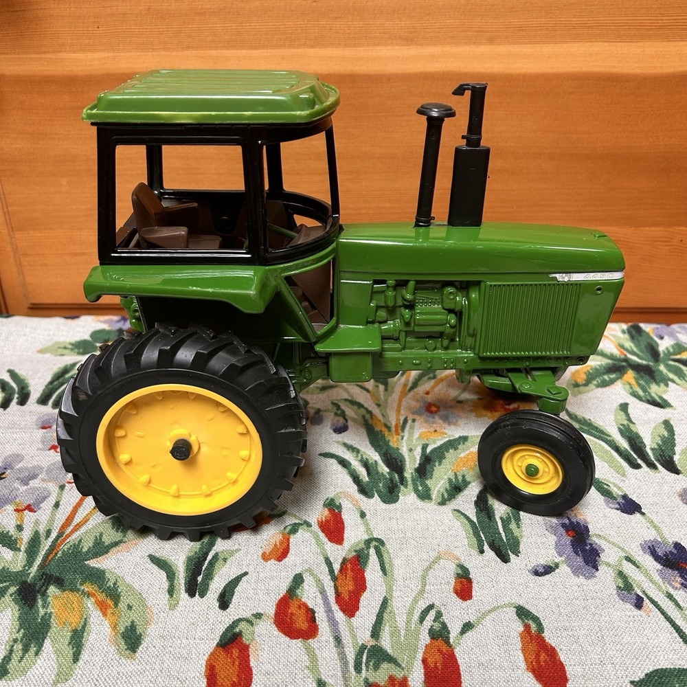VTG Ertl John Deere 1:16 Scale Green Diecast Row Crop Farm Tractor Model 4450 US